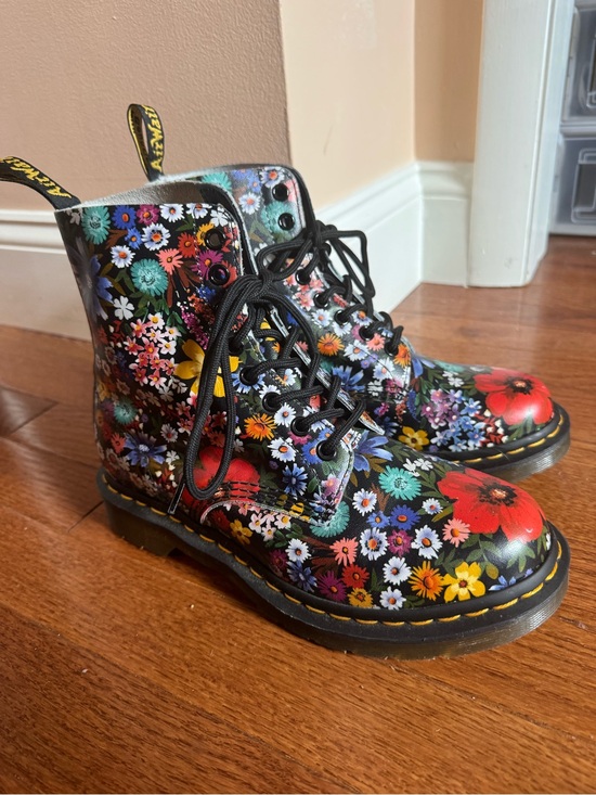 Dr. Martens Shoes - Dr. Martens Woman Floral Pascal Boots - Black Multi